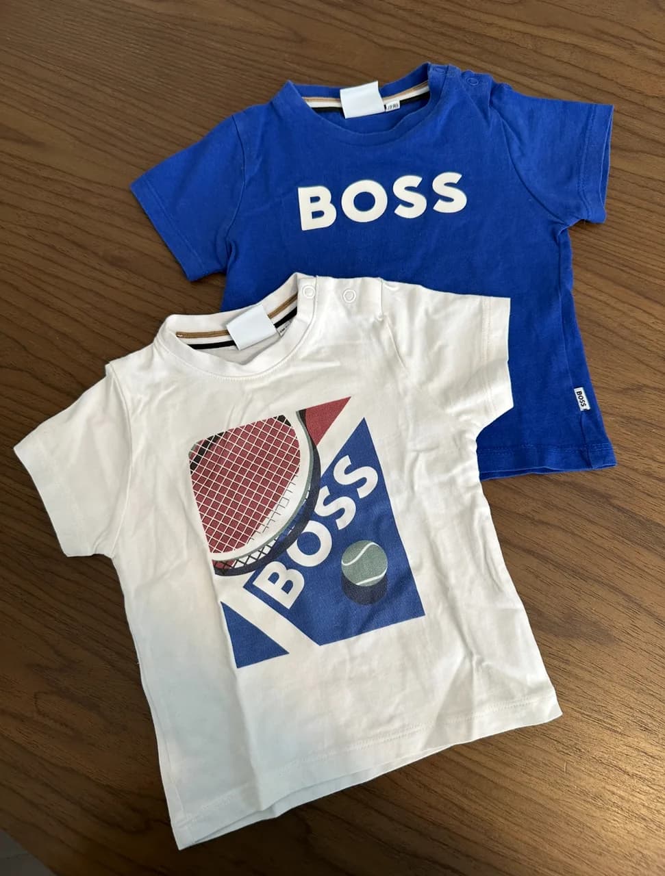 2 tshirts boss 6 mois