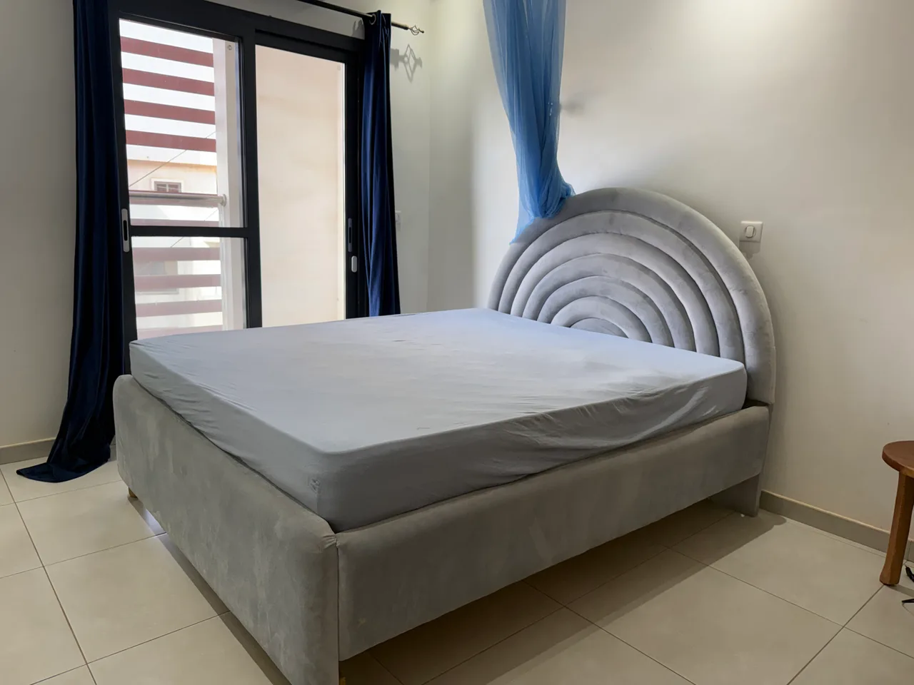 Lit + matelas + armoire
