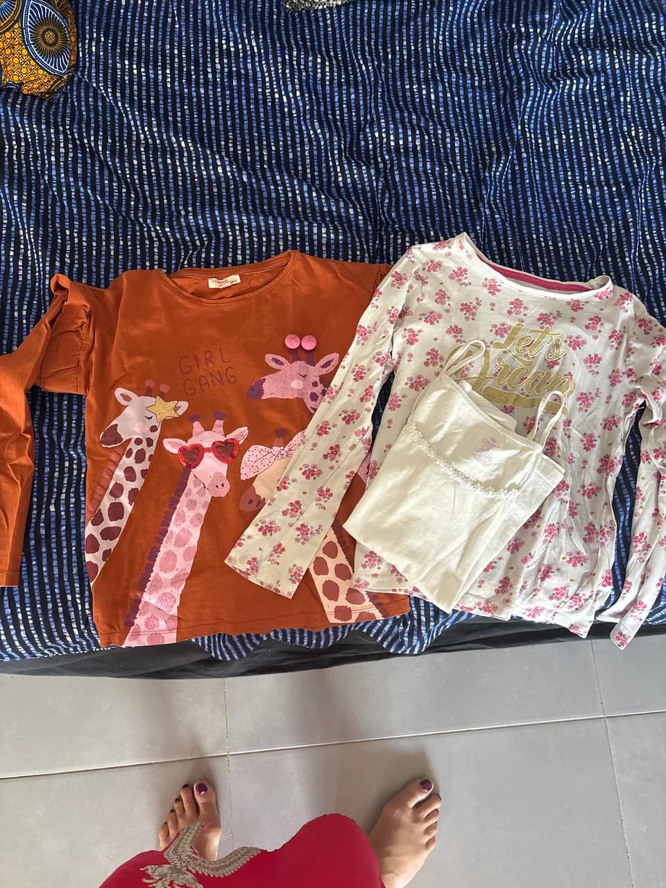 2 t shirt manche longue un debardeur